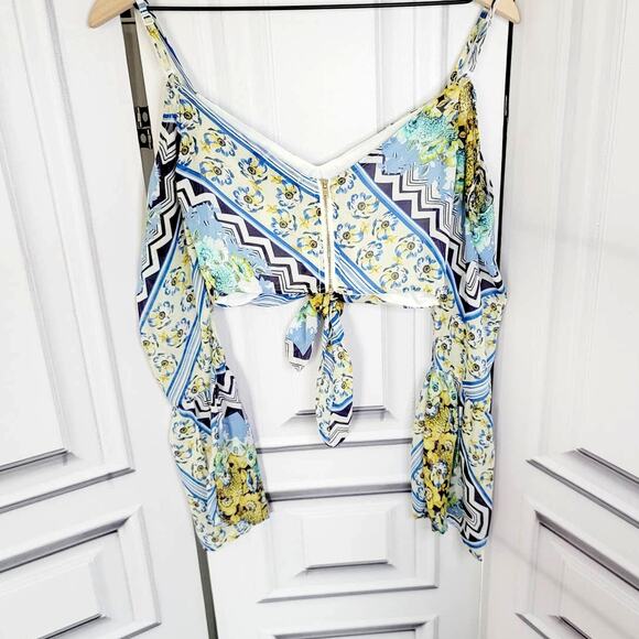 EUC AKIRA Floral Cropped Wrap Bell Sleeve Top - Small - Picture 11 of 13